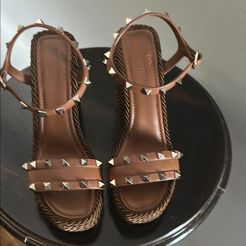 VALENTINO GARAVANI
Calfskin Rockstud Torchon
Espadrille 25/115mm Wedge